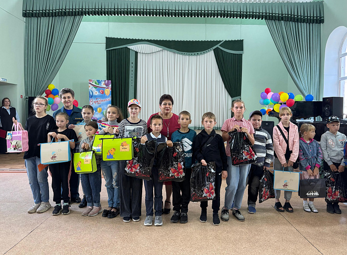 Алтайские женсоветы помогают юным землякам подготовиться к школе