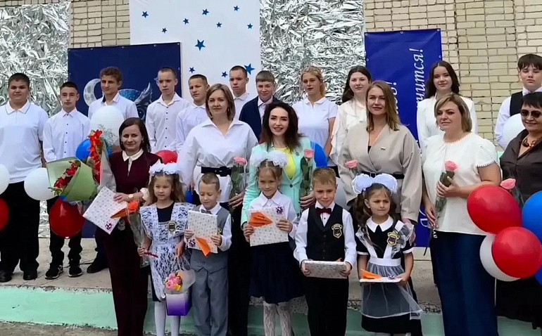 В День знаний Юлия Литневская вручила памятные подарки и почетную грамоту сельской школе
