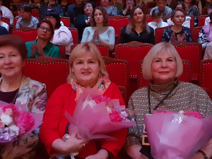 Владимирские активистки поздравили семьи региона с Днём матери