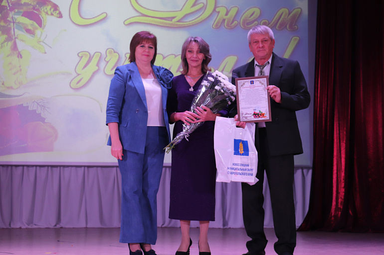 Теплые поздравления - дорогим учителям!