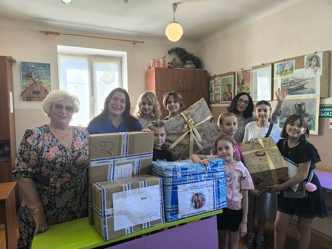 Луганская школа искусств получила подарки от послов культуры СЖР