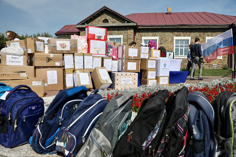 Должны смеяться дети и в мирном мире жить. В Кузбассе отправили подарки для детей Горловки