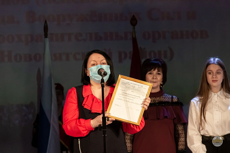 Председатель регионального отделения СЖР Ирина Морозова поздравила Нововятских ветеранов с юбилеем организации