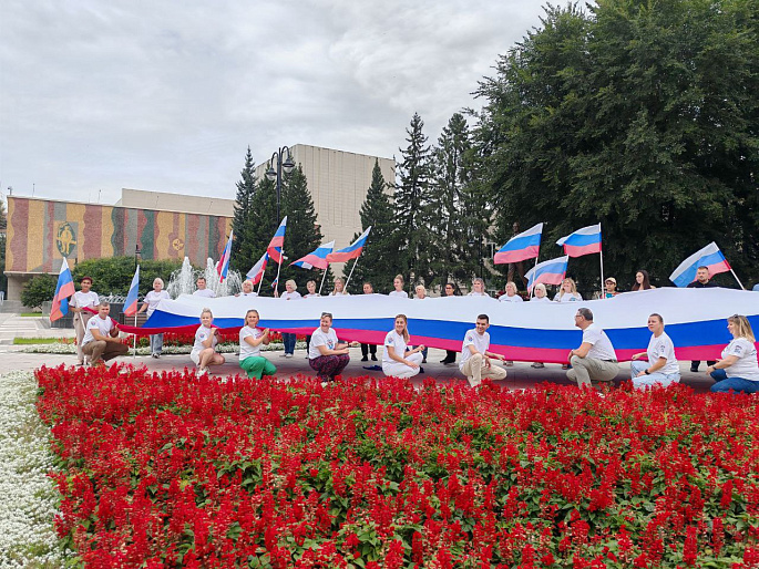 Абаканские женсоветы поддержали флешмоб в День российского флага