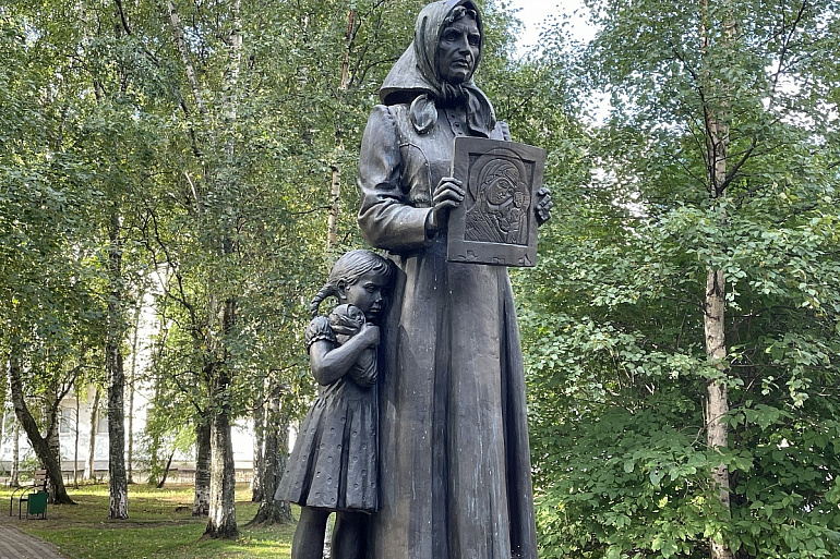 Архангельские союзницы представили фотоальбом «Памятники женщинам нашего края»