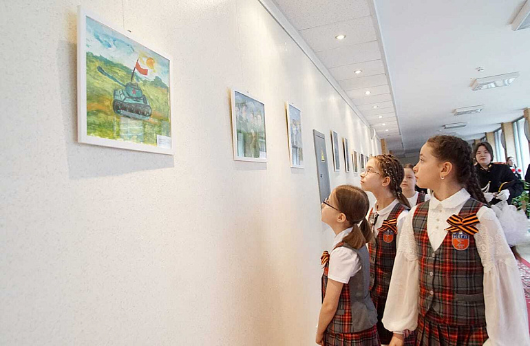 «Помним! Гордимся! Победим!»: в Ижевске открылась патриотическая выставка детских рисунков