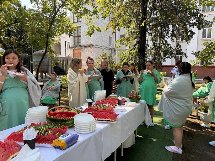 Музыка, арбузы и улыбки будущих мам
