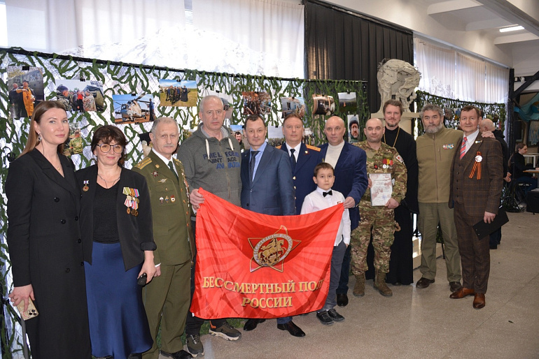 В Екатеринбурге открылась выставка "ZOV. Героям посвящается"