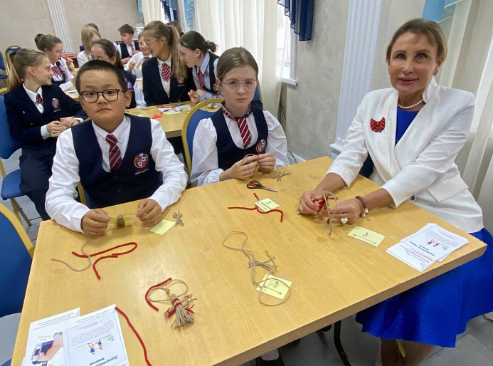 Юные патриоты изготовили поделки для раненых бойцов и написали письма на фронт