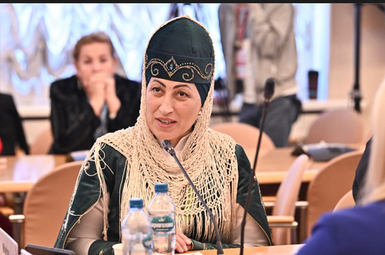 Марина Борлакова представила на Евразийском женском форуме костюм горянки