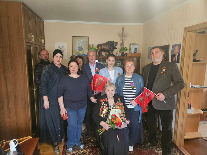 Союз женщин Калининградской области дарит ветеранам «Герань Победы»