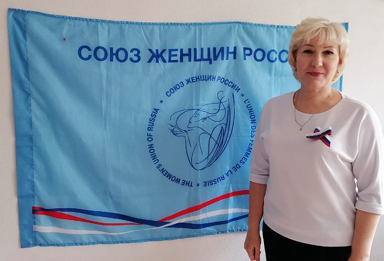 Активистка Азовского женсовета объединяет людей для помощи бойцам СВО