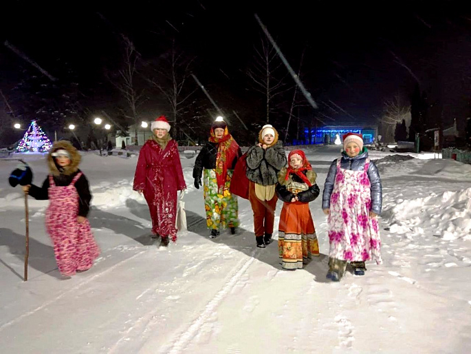 Активистки Краснинского женсовета разделили с жителями села Яблоново рождественскую радость