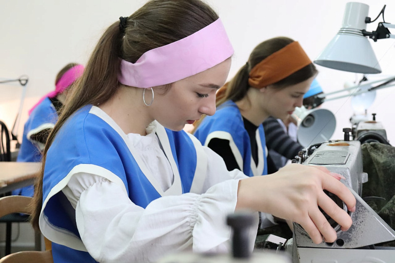 Студенты и преподаватели колледжа АГУ шьют спальные мешки для участников СВО