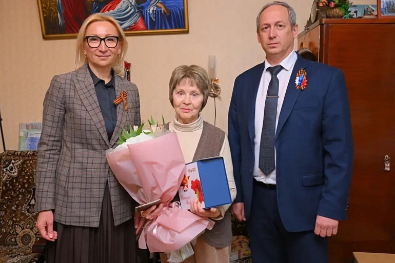 Накануне Дня Победы омские активистки поздравляют ветеранов и проводят памятные мероприятия