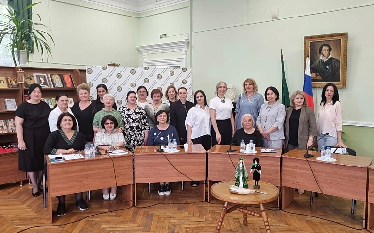 В Майкопе говорили об образе черкешенки в адыгейском фольклоре и литературе