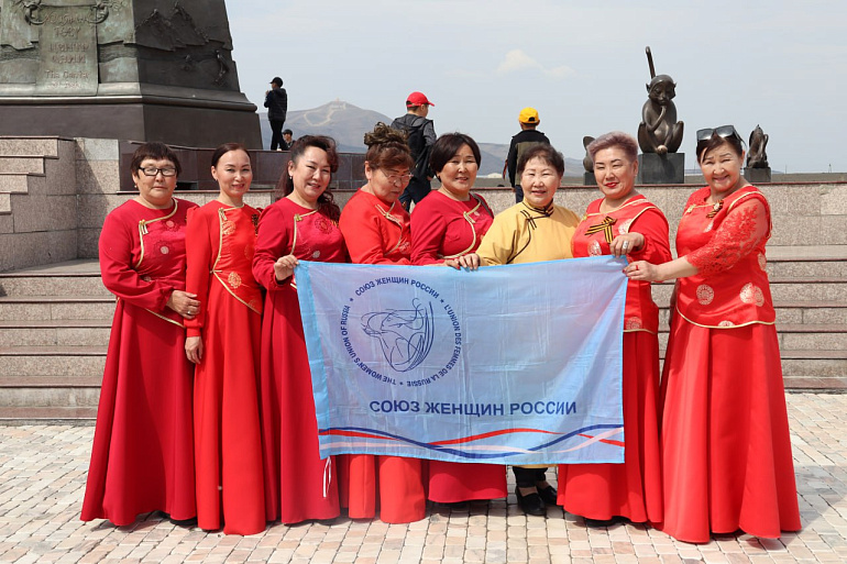 Активисты Союза женщин Тывы спели в сводном хоре матерей республики и посетили памятные места Кызыла