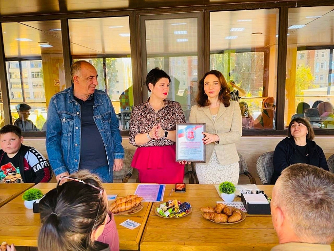 Юлии Литневской вручили Благодарственное письмо за поддержку семей СВО