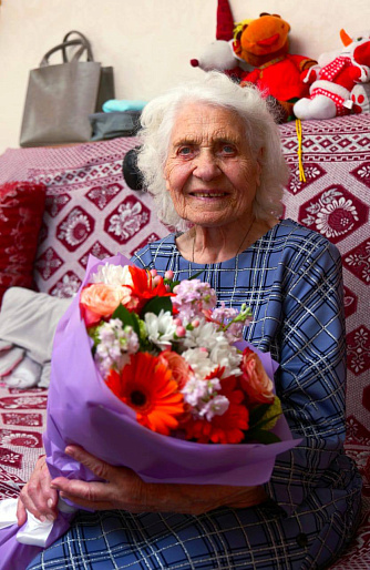 Цветы и подарки ветерану Великой Отечественной войны