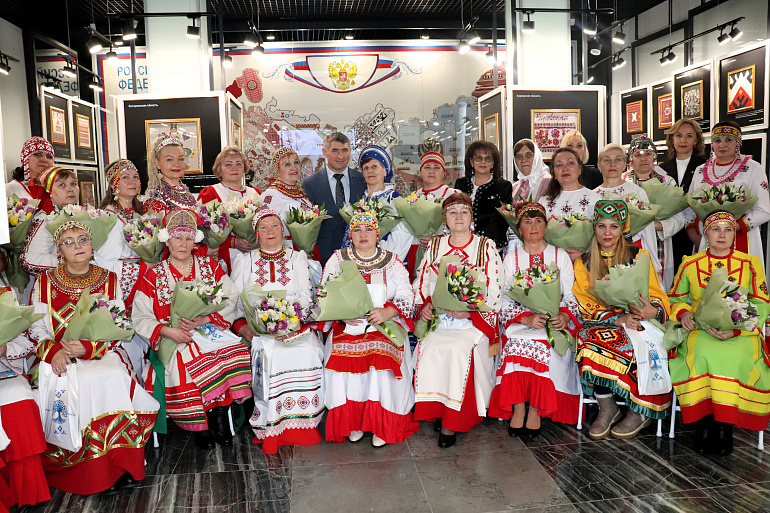 Чувашские активистки приняли участие в акции «Цветы мамам Героев»