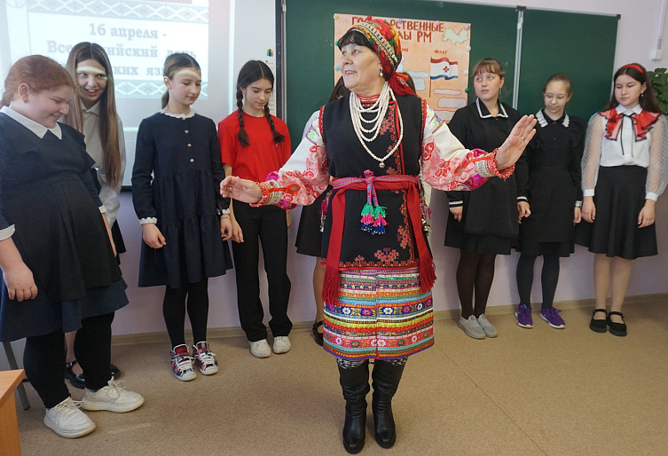 Активистка Темниковского женсовета рассказала школьникам о важности сохранения родного языка