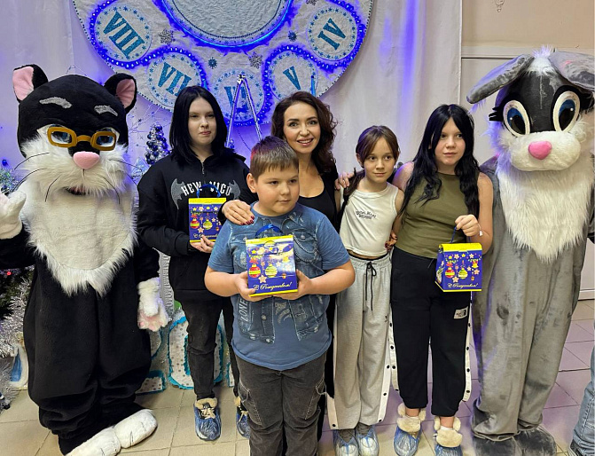 Юлия Литневская вручила подарки от Союза женщин России на главной ёлке Октябрьского района