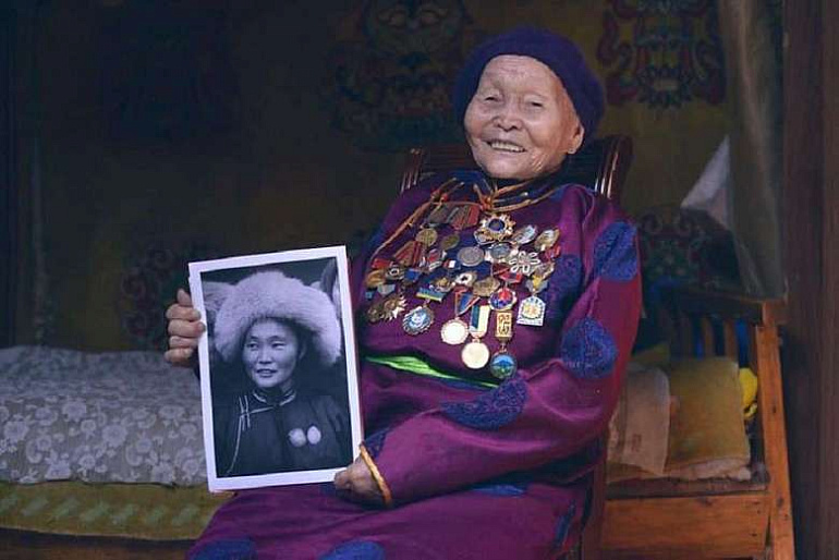 Монгольская "девушка в лисьей шапке" будет носить павловопосадский платок