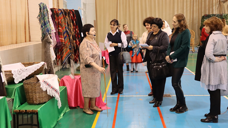 Активисты Тербунского женсовета организовали многожанровую выставку в честь юбилея области