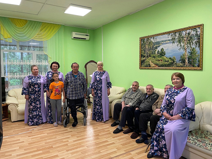 Ансамбль "Сударушка" поздравил пожилых людей с Днём России