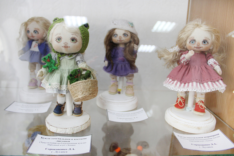 Кукольный мир на Почтовой: в Луганске открылась выставка «ПРОкуклы»