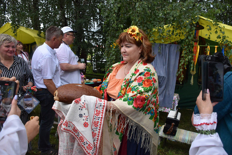 Хлевенский женсовет накормил гостей фестиваля «Воробьёвский подсолнух»