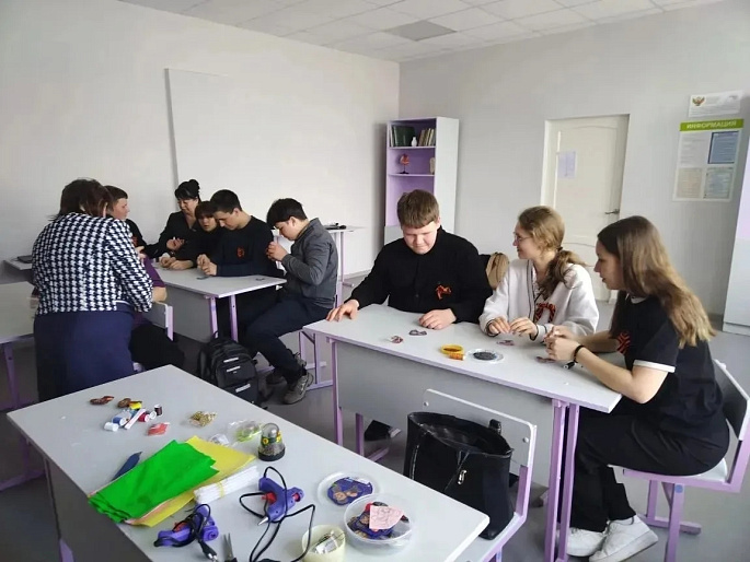 Женсовета села Барановка организовал местной школе мастер-класс по изготовлению сувениров для наших защитников
