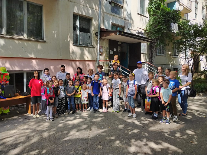 Кисловодским первоклашкам из многодетных семей подарили школьные рюкзаки