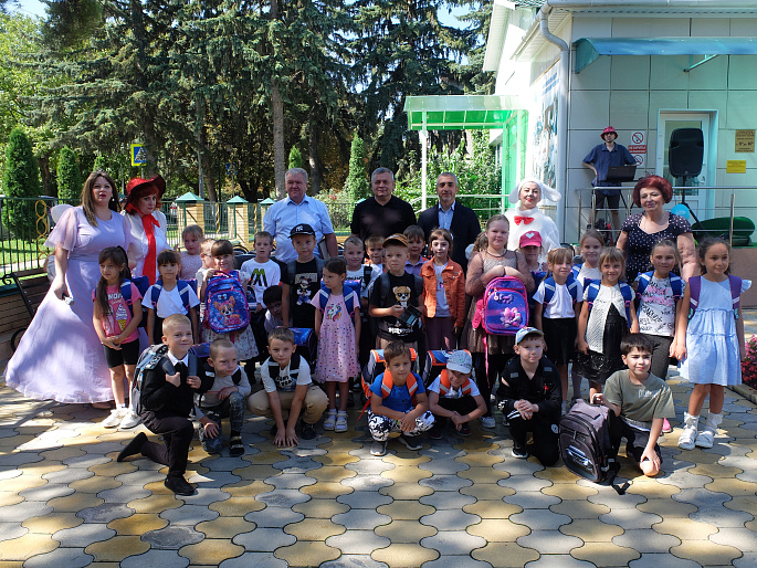 Женсовет Предгорного округа вручил подарки первоклассникам