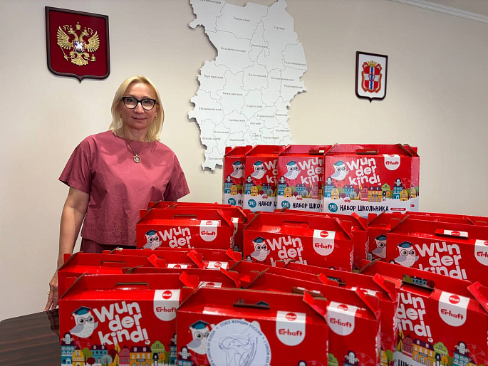Омские активистки отправили школьные наборы в подшефный Стаханов
