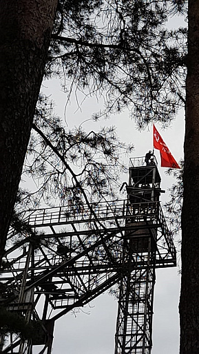 На самой высокой точке Томска водрузили копию Знамени Победы