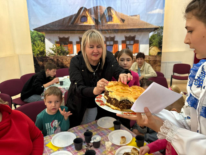 Красна весна цветами, а стол пирогами