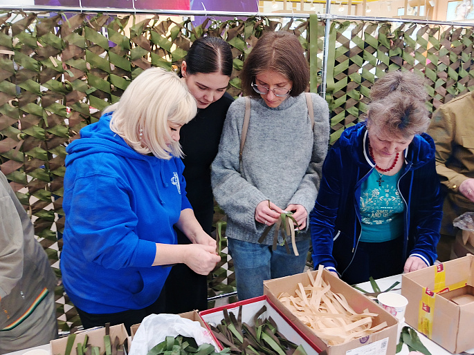 Магаданские союзницы вновь организовали общественную площадку для плетения масксетей