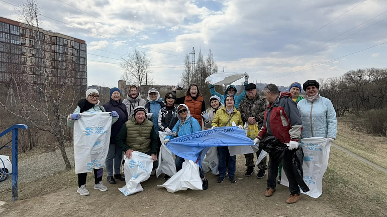 Женсовет Уссурийска вместе с единомышленниками собрал полтонны отходов с берегов озера и водохранилища