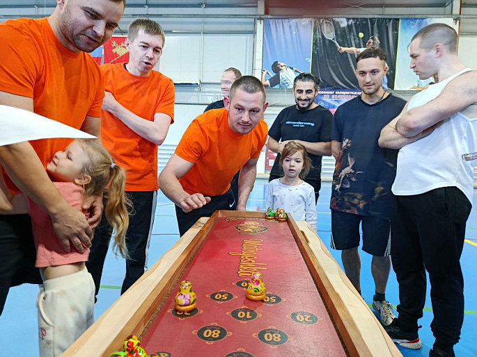 Спортивный фестиваль и творческий конкурс ко Дню отца провели калининградские подруги