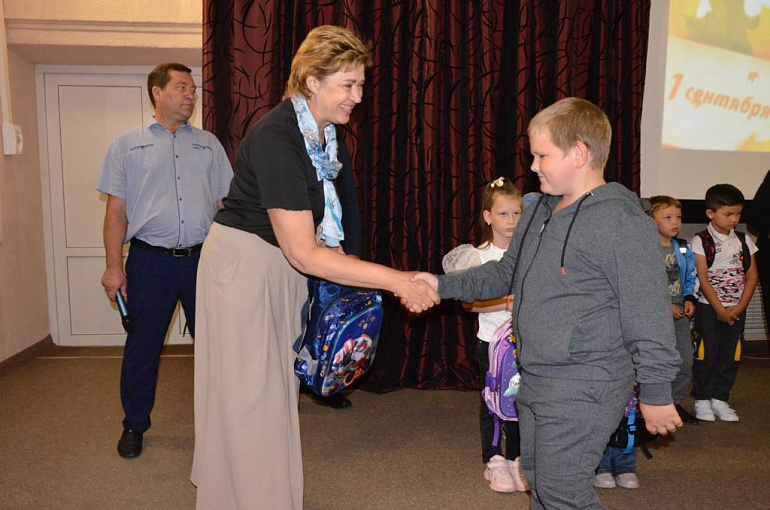 В Добринском ДК провели благотворительную акцию «Семья-семье»