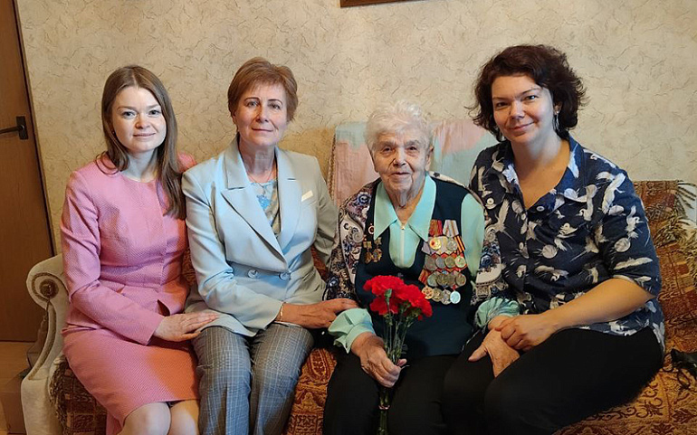 Женский актив Москвы посетил ветерана Аллу Михайловну Савкину