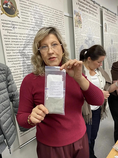 Участница Приозерского женсовета провела мастер-класс по изготовлению сухого армейского душа