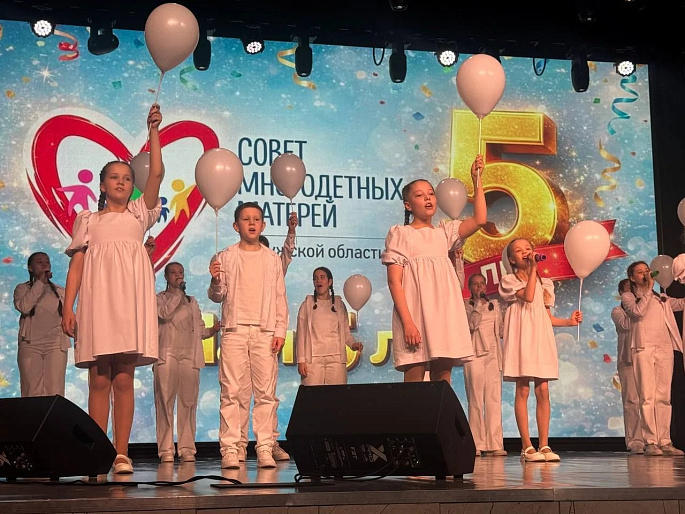 В Калуге многодетных родителей наградили медалями «Отцовская доблесть» и «Материнское сердце»