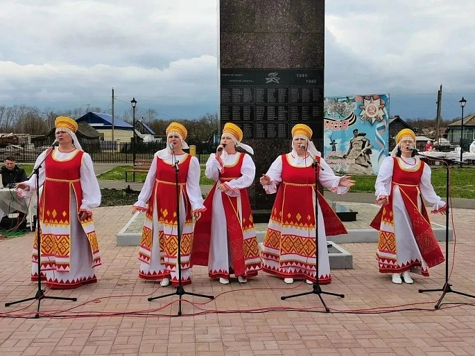 Самодеятельные артистки из Ромодановского женсовета спели на концерте в честь возрождения храма
