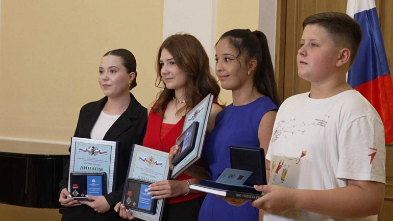 Крымские школьники-лауреаты инициативы "Горячие сердца" поделились своими историями 