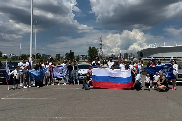 Масштабный патриотический автопробег ко Дню России объединил семьи героев и общественные организации Дона