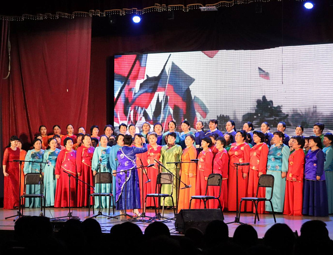 Сводный хор матерей, жён и сестер Тувы поддерживает защитников Отечества и их семьи