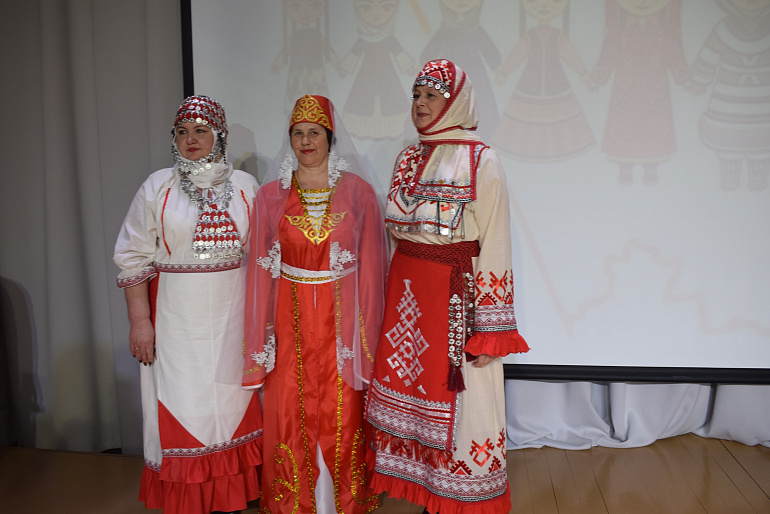 Большеигнатовский женсовет организовал конкурс-дефиле национальных костюмов