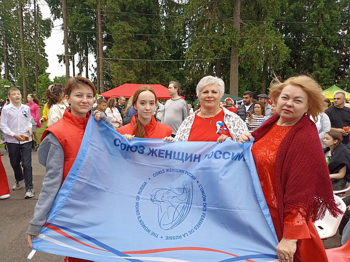 В День России в Ленинградской области прошла акция «Женщины в красном»